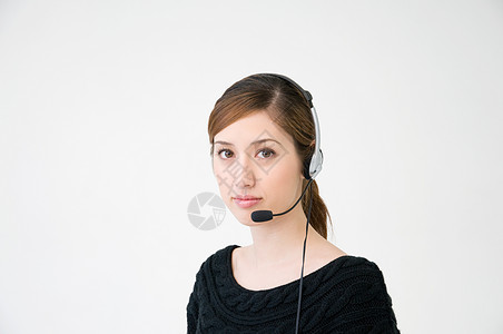 一名戴电话耳机的妇女背景图片