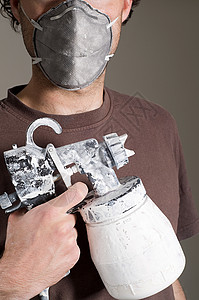 装有油漆用品和戴面罩的工人背景图片