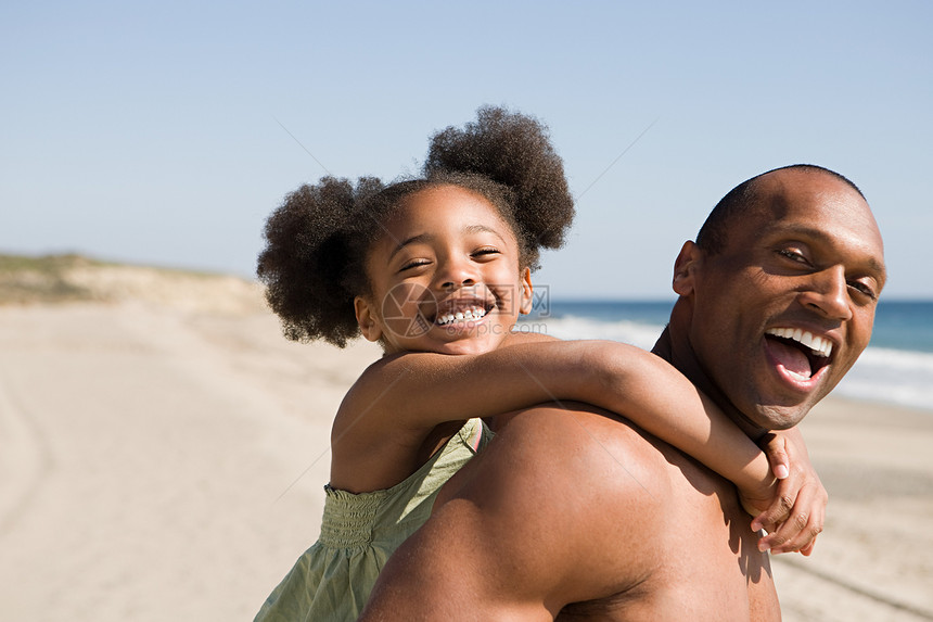 父亲背着女儿一起微笑图片