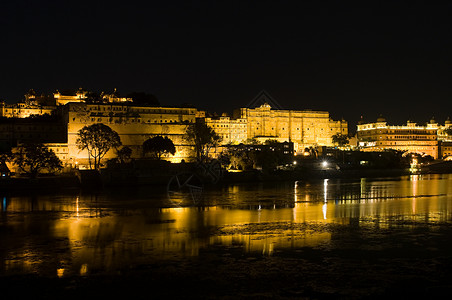 夜景之城宫和湖皮可拉图片