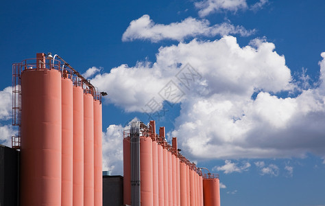 红色足迹工厂红色的柱状建筑背景