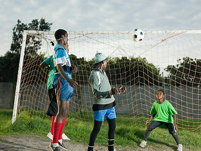 少年男孩踢足球图片
