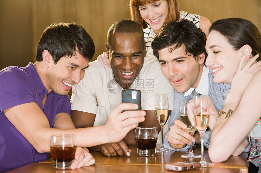 和朋友在酒吧聚会图片