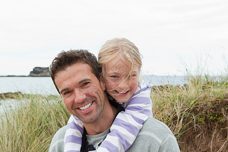 父亲和女儿在岸边图片