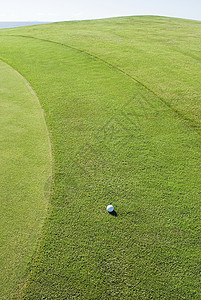 高尔夫球场上的高尔夫球图片