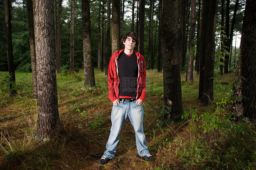 青年男子站在森林里图片