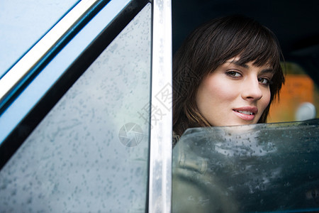 开车的年轻女性背景图片