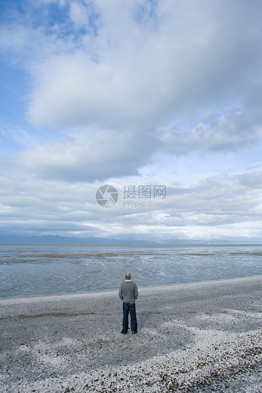 泰晤士河湾边的老人图片