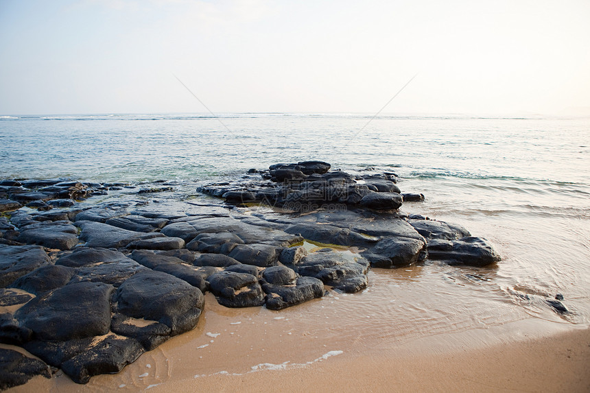 夏威夷海滩上的岩石图片