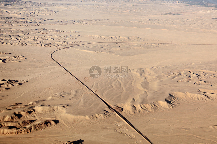 撒哈拉沙漠上的汽车路线图片