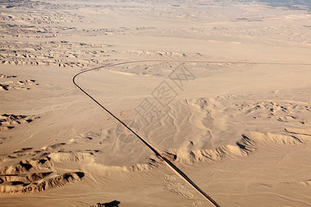 撒哈拉沙漠上的汽车路线图片