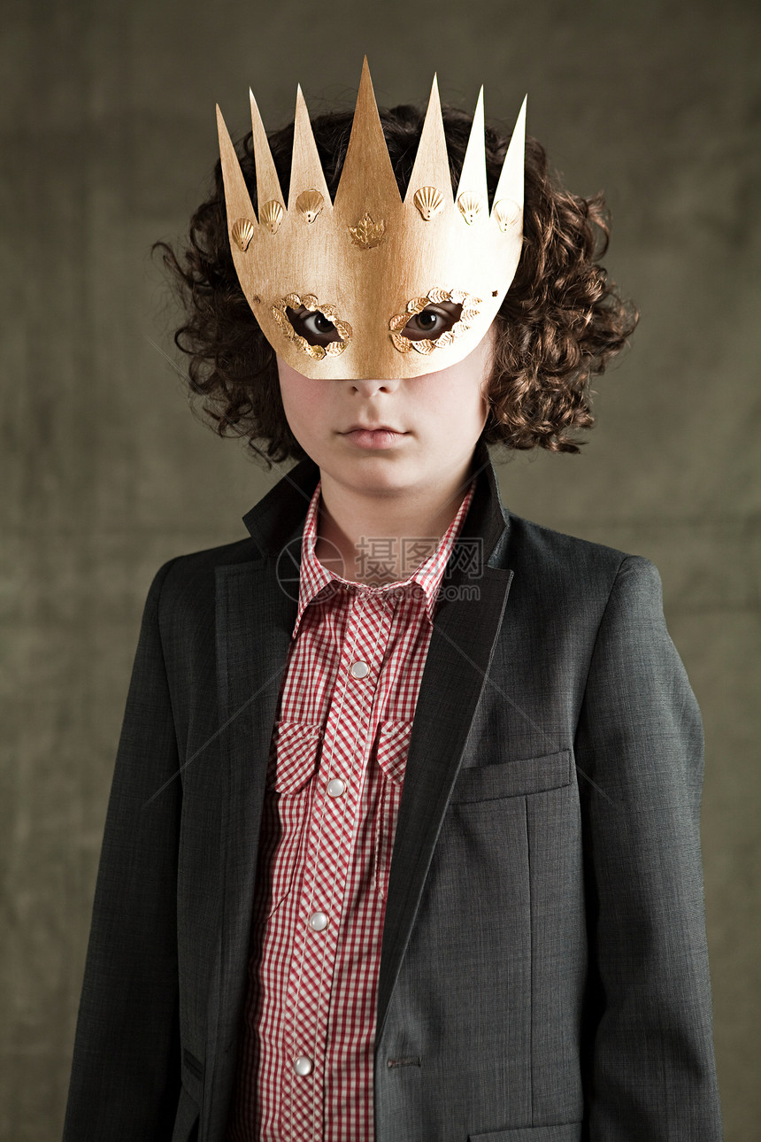 戴金冠面罩的年轻男孩图片