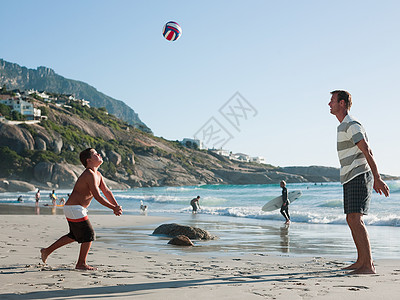 父亲和儿子在海滩上打球图片