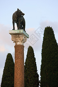 罗穆卢斯和狼的雕塑高清图片