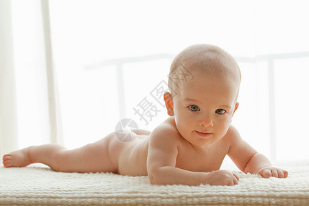 躺在毯子上的婴儿男孩图片