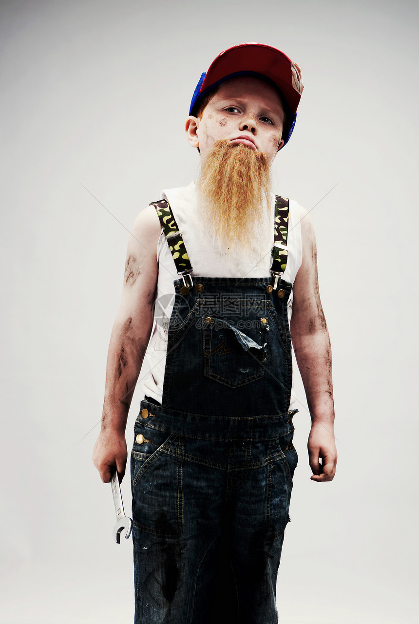 小男孩打扮成有胡子的机械工图片