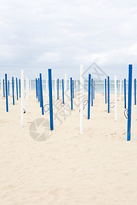 沙海滩上的雨伞杆图片