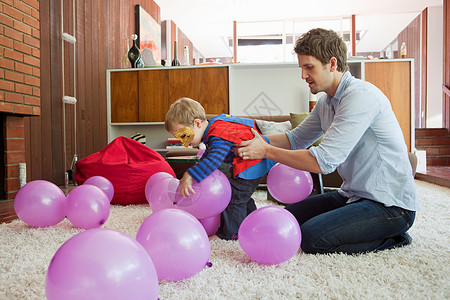 爸爸和儿子在客厅玩气球图片