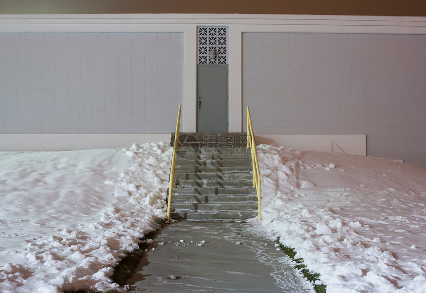雪中台阶和门图片