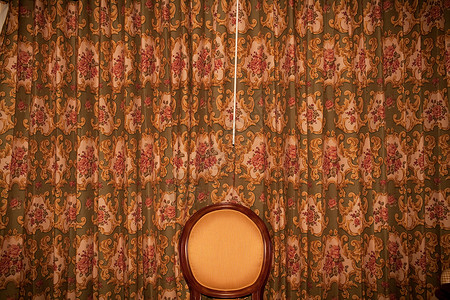 窗帘前的椅子图片