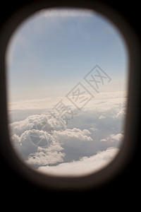 通过飞机窗口看到云层图片