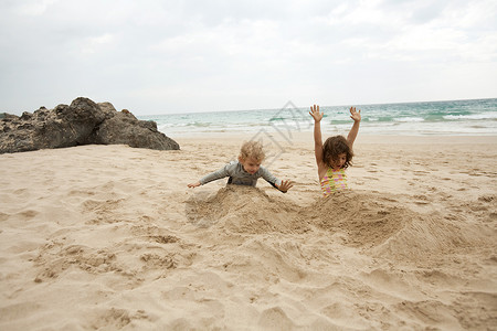 埋在沙滩上的小孩们图片