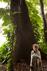 年轻女孩站在树旁图片