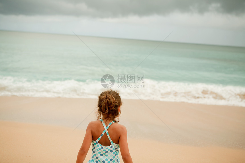 年轻女孩站在沙滩上图片