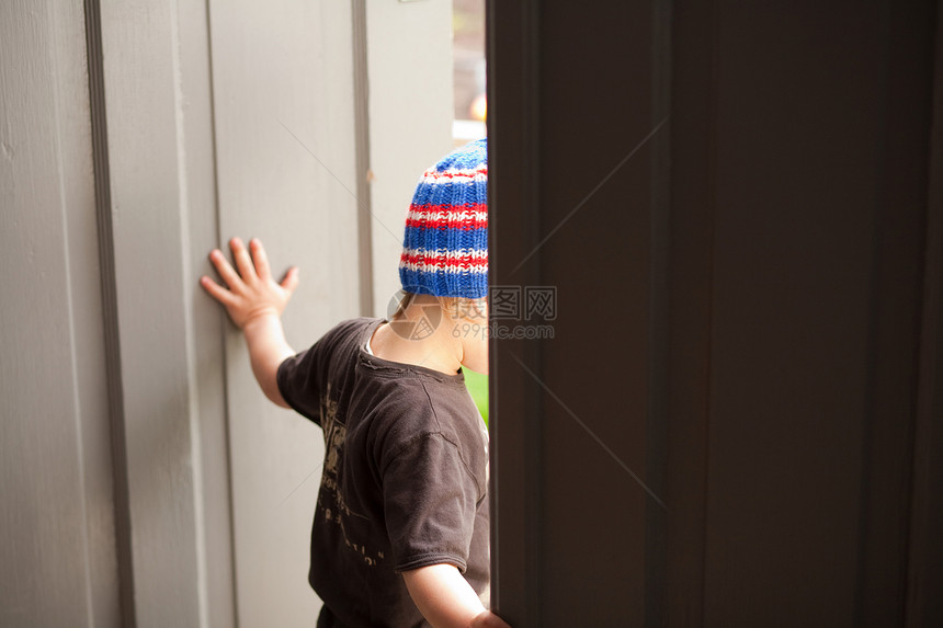 男孩站在门边图片