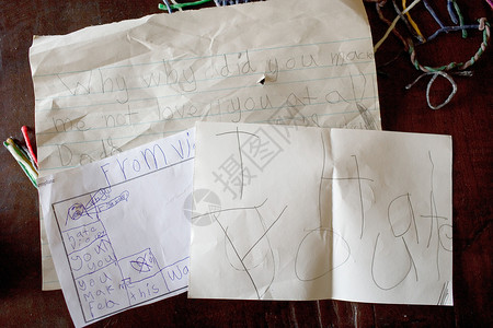 小孩在纸上写写画画图片