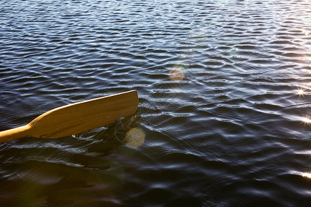 在湖上划桨图片