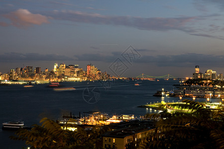 曼哈顿和德逊河在美国纽约市黄昏的景象图片