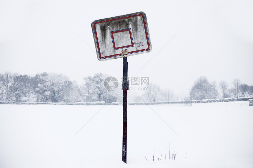 雪中篮球框图片