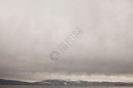 美国加利福尼亚州塔霍湖风暴云图片