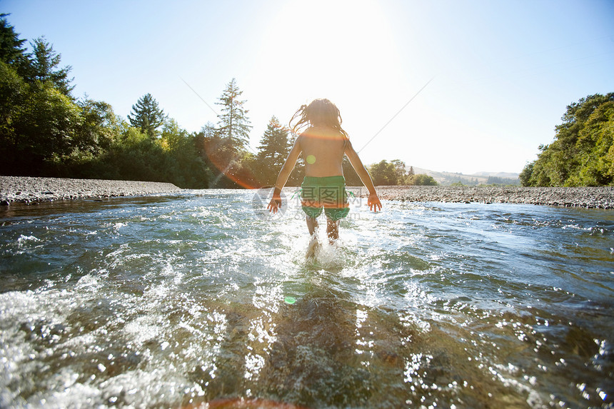 女孩在河中跳跃图片