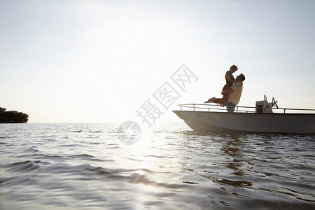 老年夫妇搭乘摩托艇图片