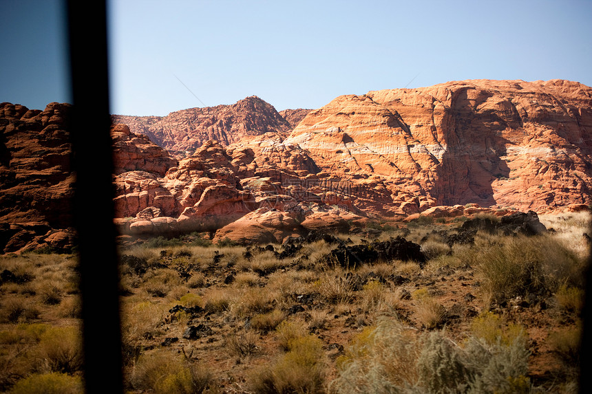 美国犹他州透过车窗观看岩石景观图片