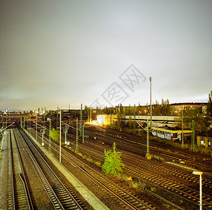 夜间铁路轨道图片