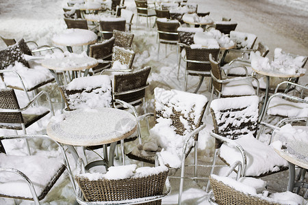 被雪覆盖的咖啡厅家具背景图片