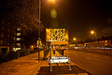 伦敦英国晚上的市区路牌图片