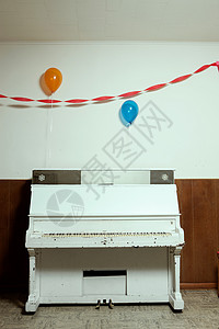 钢琴和派对气球背景图片