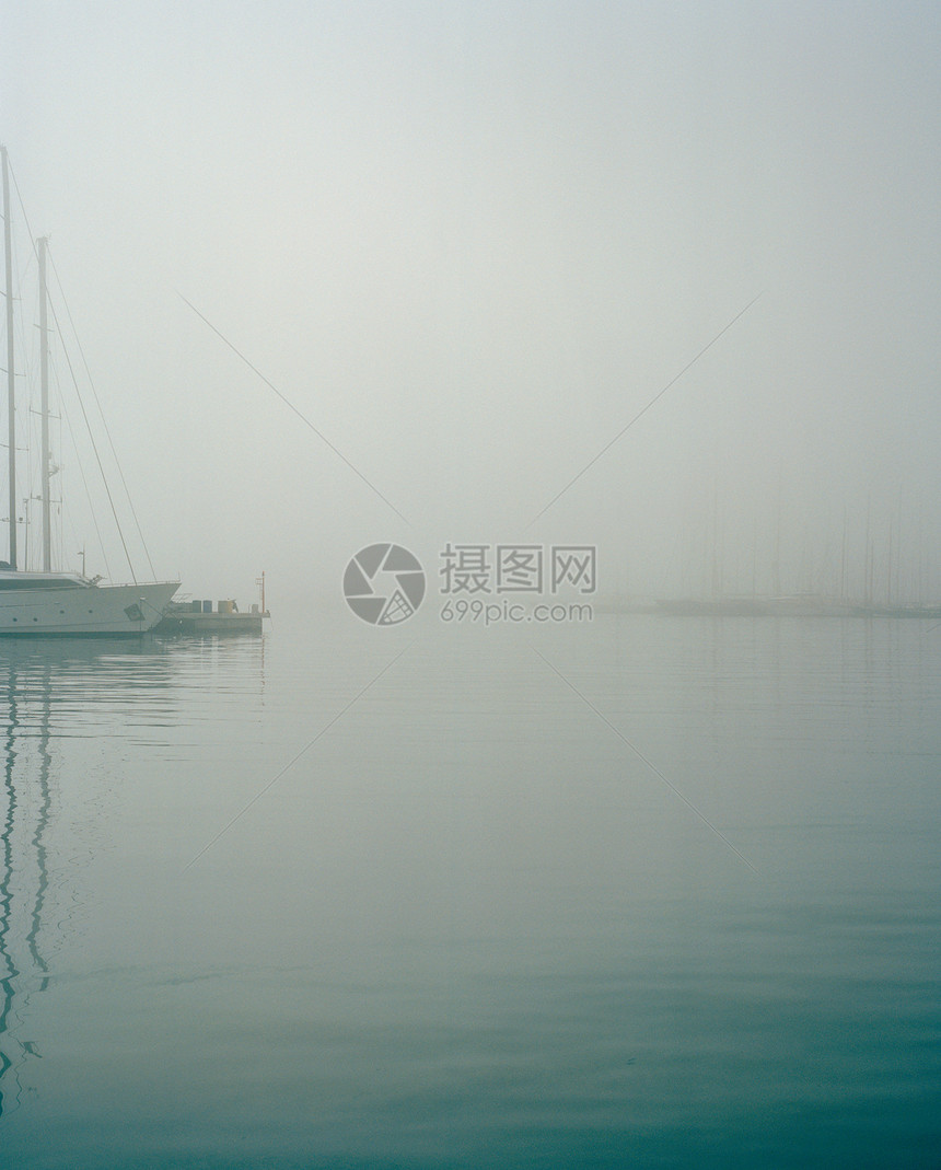 雾中港口的船舶图片