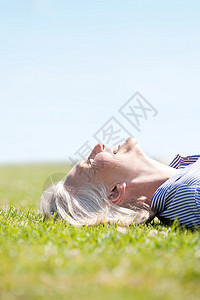 躺在草地上微笑的人图片