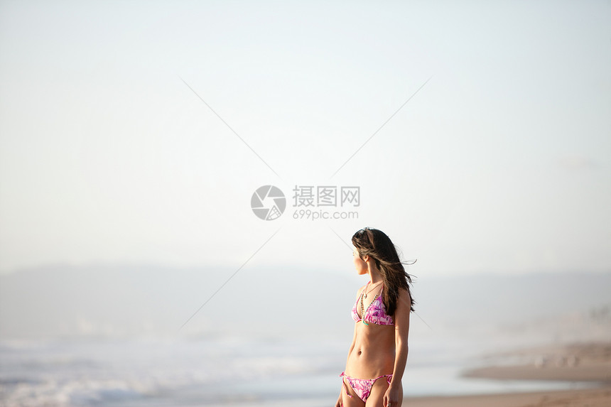 海滩上的年轻女子图片