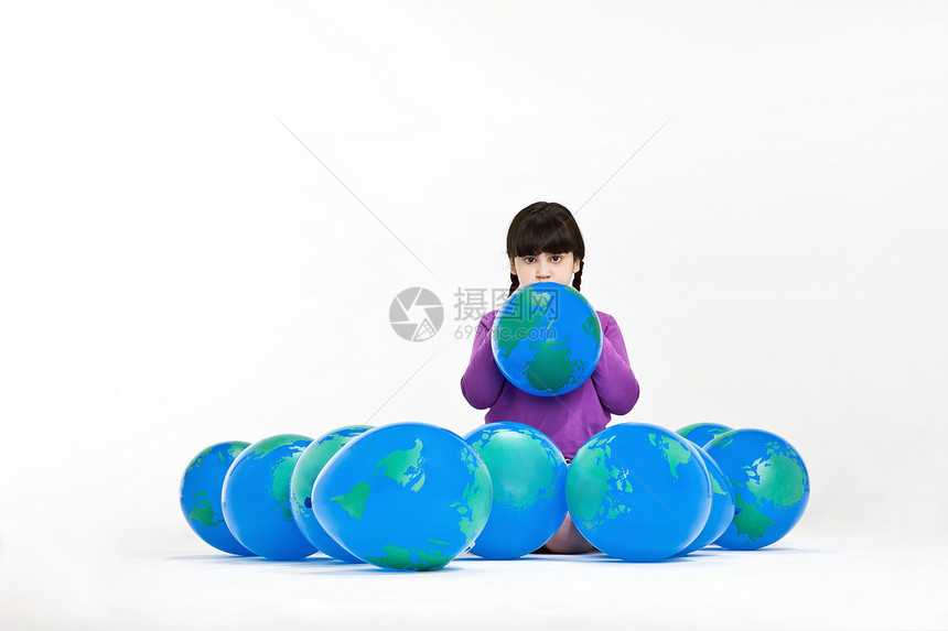 吹地球气球的女孩图片