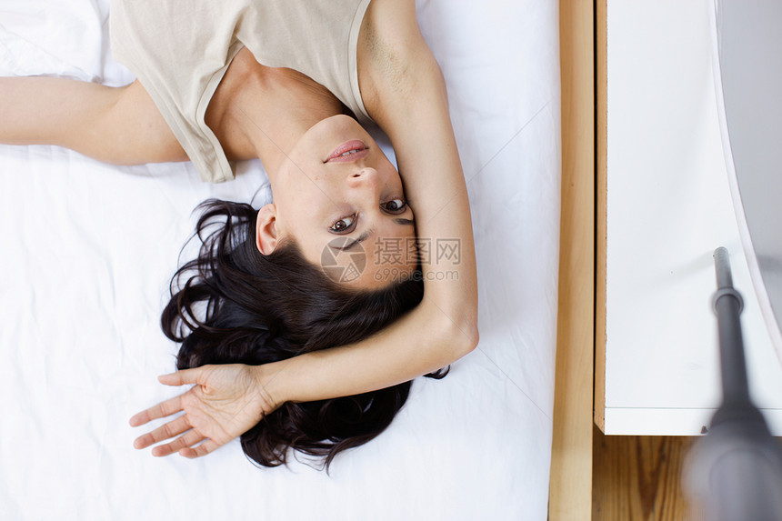 睡在床上的女人图片