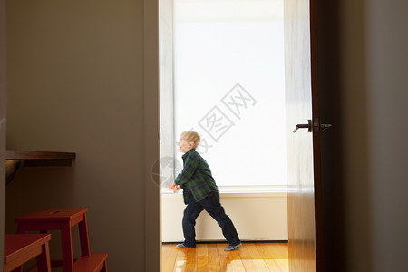 男孩在走廊玩耍图片