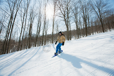青年女子滑雪图片