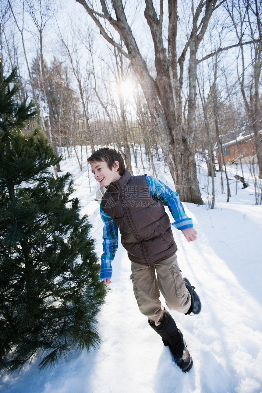 男孩在下雪中奔跑图片