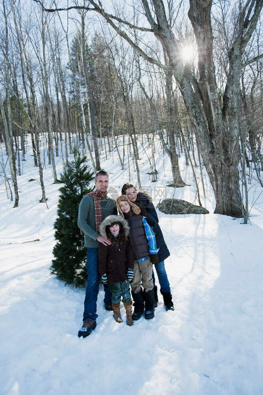 在雪中站立的一家人图片